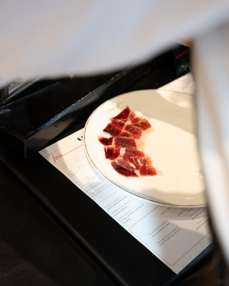 Restaurants Shepherds Market Tapas Iberica Institution, It’s about a recipe called Secreto de cerdo Ibérico or Iberian pork secret in London.